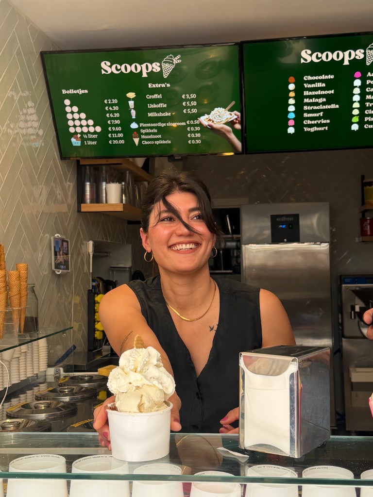 Belle in de ijssalon, met een bakje ijs